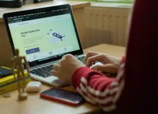 Comment accéder à la messagerie webmail créteil en quelques étapes simples person using macbook pro on brown wooden table