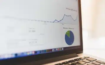 Comment gérer efficacement sa maintenance avec un logiciel de GMAO logiciel ouvert sur un ordinateur