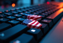Clavier avec touche cassée en forme de drapeau national sur un bureau lumineux