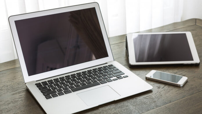 Pc portable ou tablette : que choisir pour les loisirs à la maison ?